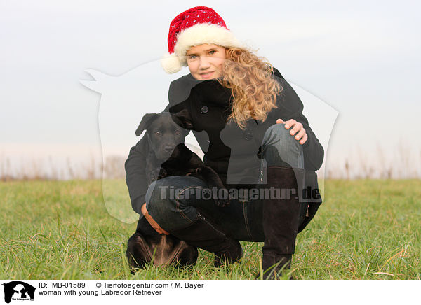 Frau mit jungem Labrador Retriever / woman with young Labrador Retriever / MB-01589