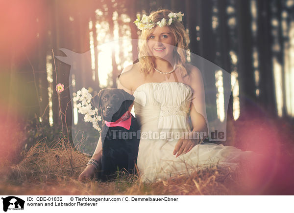 Frau und Labrador Retriever / woman and Labrador Retriever / CDE-01832