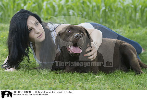 Frau und Labrador Retriever / woman and Labrador Retriever / HBO-01240
