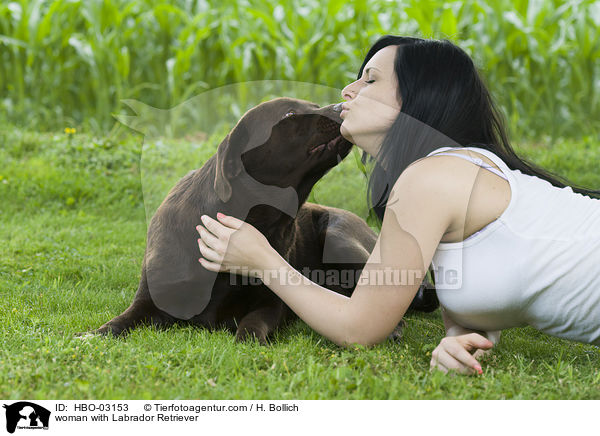 Frau mit Labrador Retriever / woman with Labrador Retriever / HBO-03153