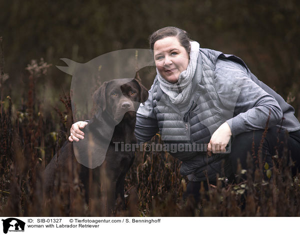 Frau mit Labrador Retriever / woman with Labrador Retriever / SIB-01327