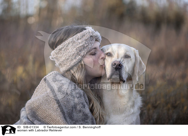Frau mit Labrador Retriever / woman with Labrador Retriever / SIB-01334