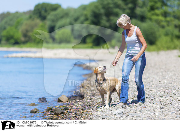Frau mit Labrador Retriever / woman with Labrador Retriever / CM-01676