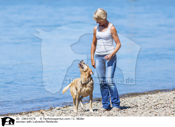 Frau mit Labrador Retriever / woman with Labrador Retriever / CM-01678