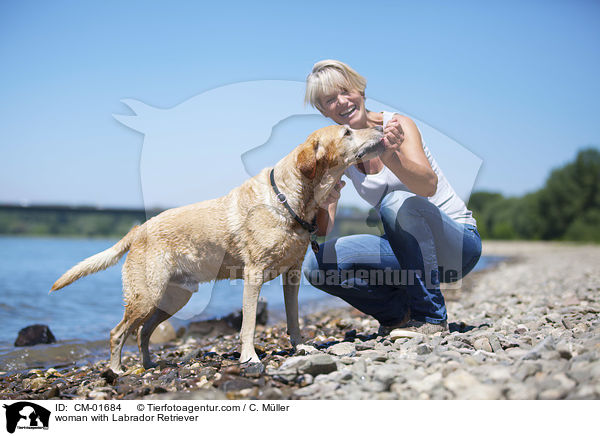 Frau mit Labrador Retriever / woman with Labrador Retriever / CM-01684