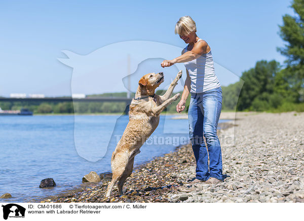 Frau mit Labrador Retriever / woman with Labrador Retriever / CM-01686