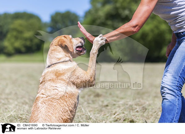 Frau mit Labrador Retriever / woman with Labrador Retriever / CM-01690