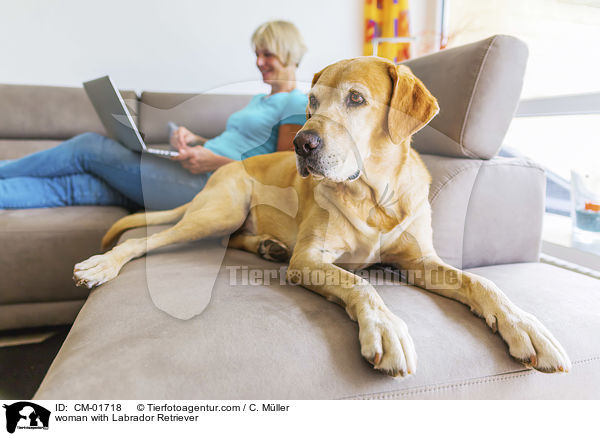 Frau mit Labrador Retriever / woman with Labrador Retriever / CM-01718