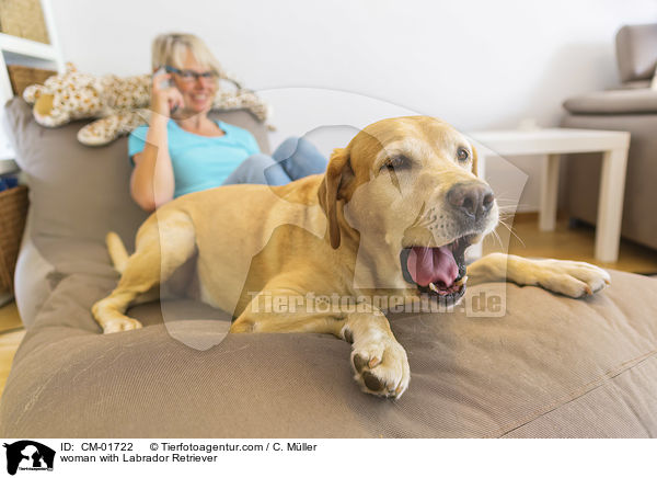 Frau mit Labrador Retriever / woman with Labrador Retriever / CM-01722