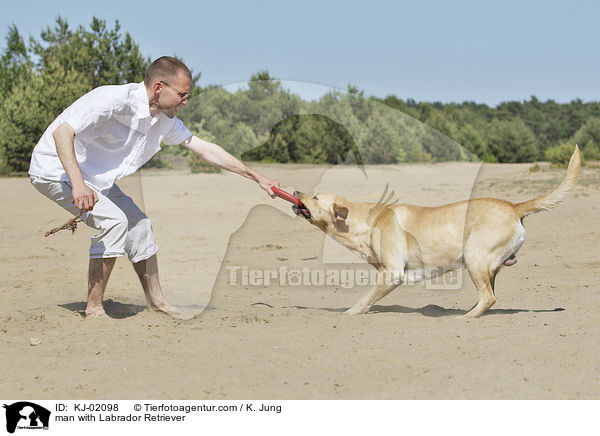 Mann mit Labrador Retriever / man with Labrador Retriever / KJ-02098