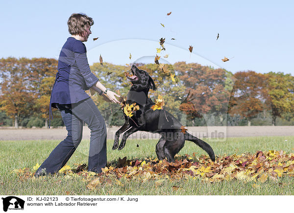 Frau mit Labrador Retriever / woman with Labrador Retriever / KJ-02123