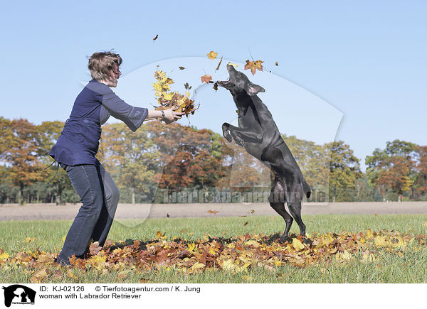 Frau mit Labrador Retriever / woman with Labrador Retriever / KJ-02126