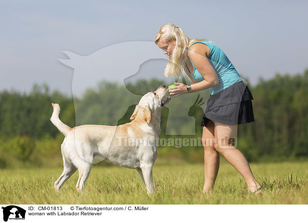 Frau mit Labrador Retriever / woman with Labrador Retriever / CM-01813