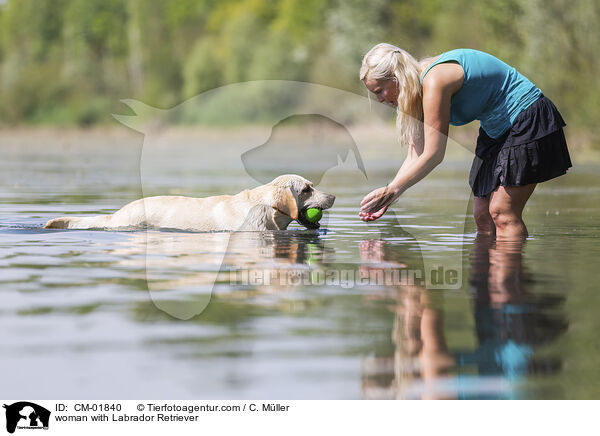 Frau mit Labrador Retriever / woman with Labrador Retriever / CM-01840