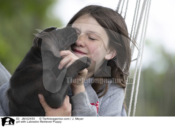 Mdchen mit Labrador Retriever Welpe / girl with Labrador Retriever Puppy / JM-02450