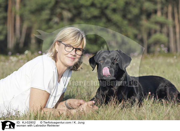Frau mit Labrador Retriever / woman with Labrador Retriever / KJ-02802
