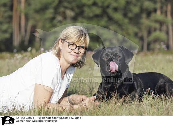 Frau mit Labrador Retriever / woman with Labrador Retriever / KJ-02804