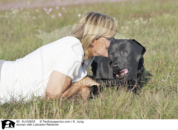 Frau mit Labrador Retriever / woman with Labrador Retriever / KJ-02805