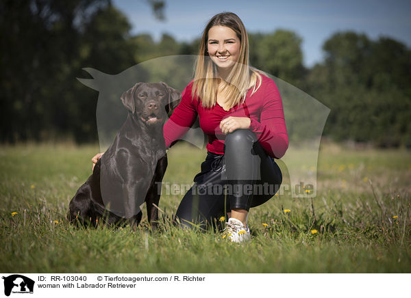 Frau mit Labrador Retriever / woman with Labrador Retriever / RR-103040