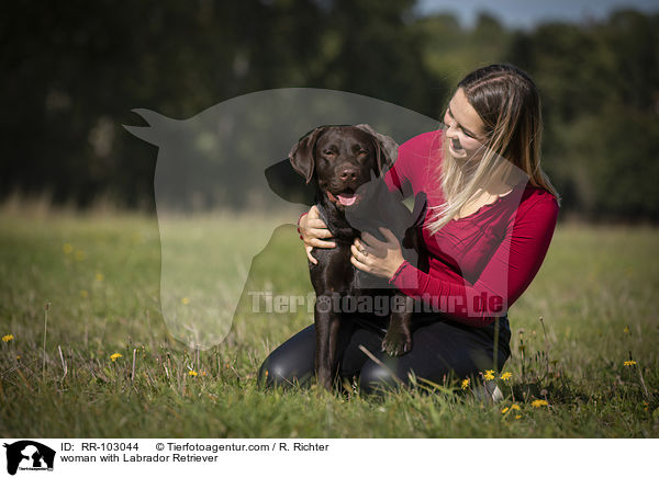 Frau mit Labrador Retriever / woman with Labrador Retriever / RR-103044