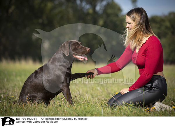Fau mit Labrador Retriever / woman with Labrador Retriever / RR-103051