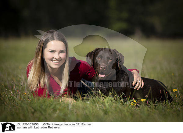 Fau mit Labrador Retriever / woman with Labrador Retriever / RR-103053