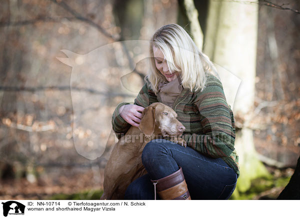 woman and shorthaired Magyar Vizsla / NN-10714