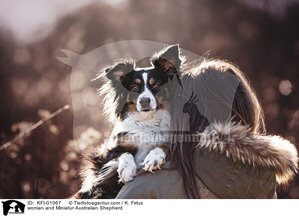 Frau und Miniatur Australian Shepherd / woman and Miniatur Australian Shepherd / KFI-01067