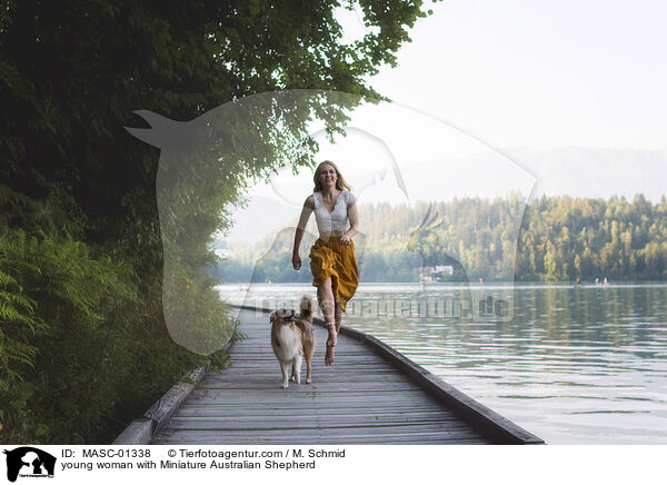 junge Frau mit Miniature Australian Shepherd / young woman with Miniature Australian Shepherd / MASC-01338