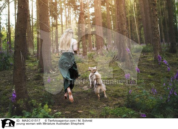 junge Frau mit Miniature Australian Shepherd / young woman with Miniature Australian Shepherd / MASC-01517