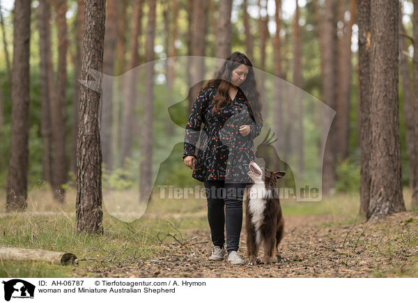 Frau und Miniature Australian Shepherd / woman and Miniature Australian Shepherd / AH-06787