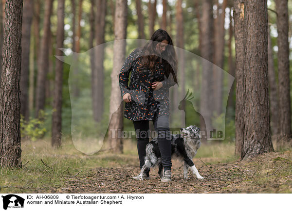 woman and Miniature Australian Shepherd / AH-06809