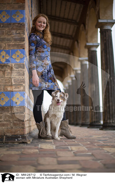 Frau mit Miniature Australian Shepherd / woman with Miniature Australian Shepherd / MW-28712