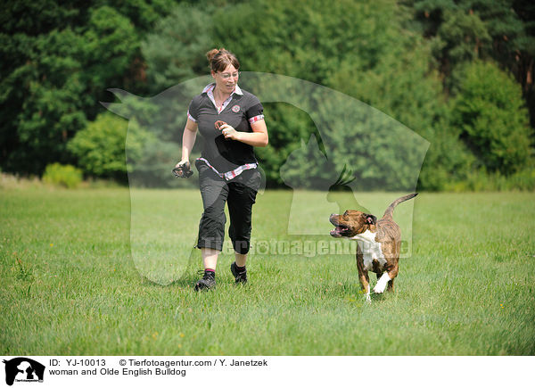 Frau und Olde English Bulldog / woman and Olde English Bulldog / YJ-10013