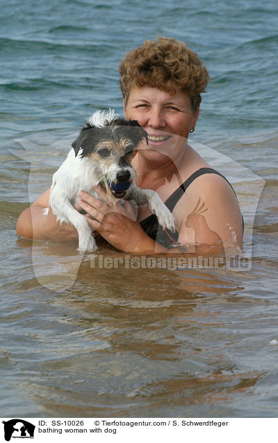 Frau badet mit Hund / bathing woman with dog / SS-10026