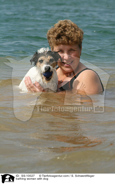 Frau badet mit Hund / bathing woman with dog / SS-10027