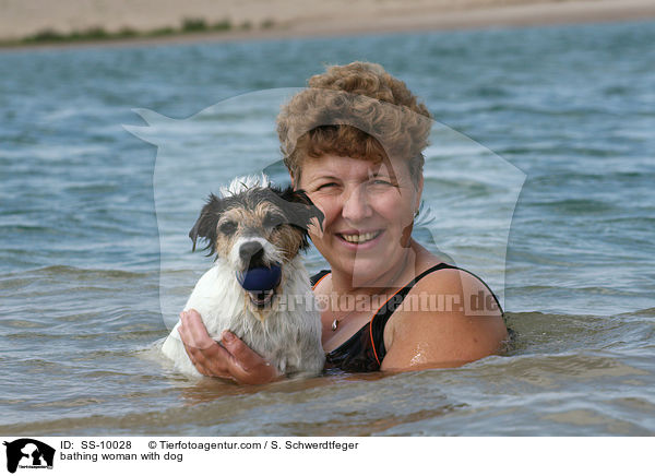 Frau badet mit Hund / bathing woman with dog / SS-10028