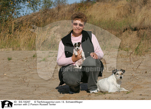 Frau mit 2 Parson Russell Terrier / woman with 2 Parson Russell Terrier / SS-18287