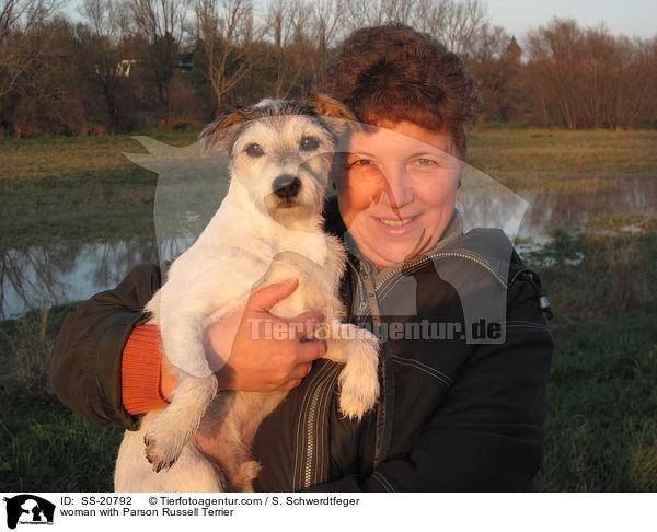 Frau mit Parson Russell Terrier / woman with Parson Russell Terrier / SS-20792