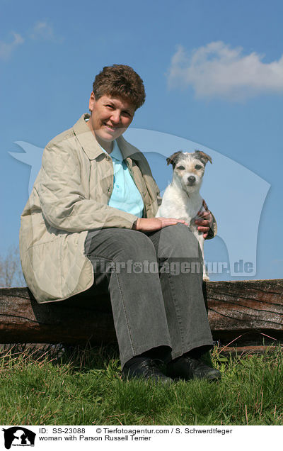 Frau mit Parson Russell Terrier / woman with Parson Russell Terrier / SS-23088