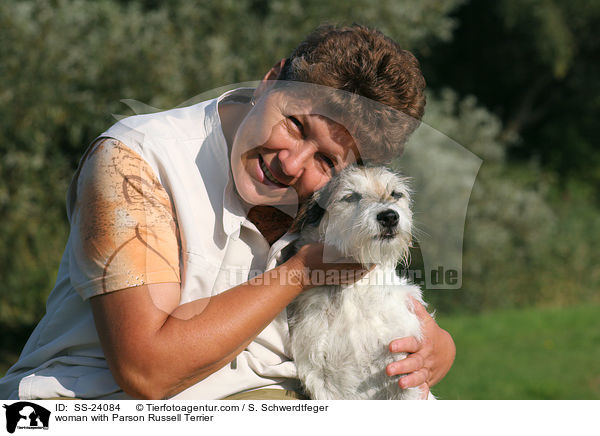 Frau mit Parson Russell Terrier / woman with Parson Russell Terrier / SS-24084
