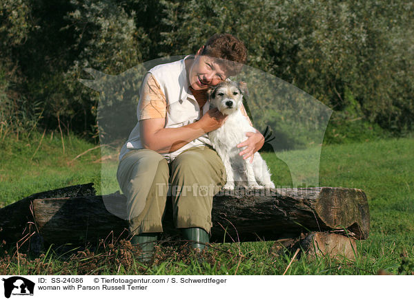 Frau mit Parson Russell Terrier / woman with Parson Russell Terrier / SS-24086