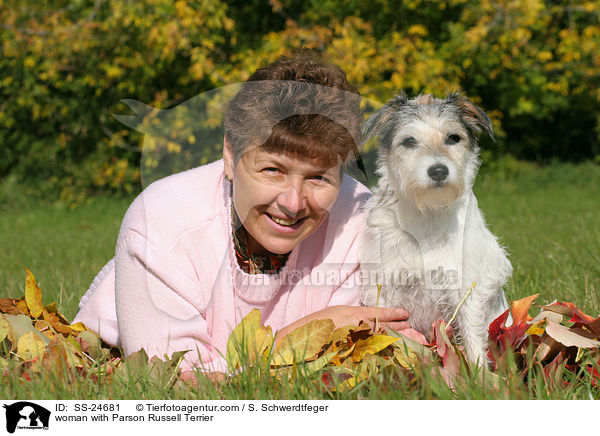 Frau mit Parson Russell Terrier / woman with Parson Russell Terrier / SS-24681