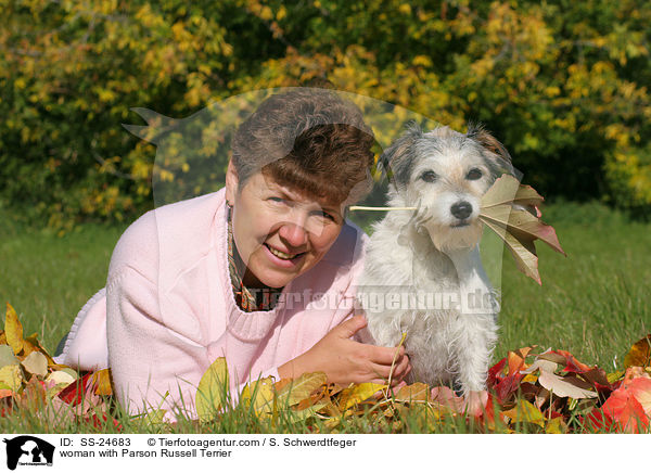 Frau mit Parson Russell Terrier / woman with Parson Russell Terrier / SS-24683