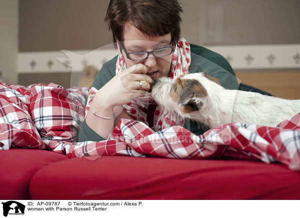 Frau mit Parson Russell Terrier / woman with Parson Russell Terrier / AP-09787