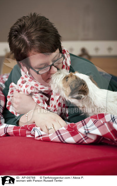 Frau mit Parson Russell Terrier / woman with Parson Russell Terrier / AP-09788