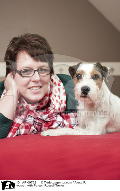 Frau mit Parson Russell Terrier / woman with Parson Russell Terrier / AP-09792