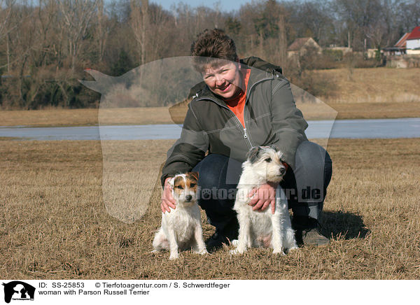 Frau mit Parson Russell Terriern / woman with Parson Russell Terrier / SS-25853