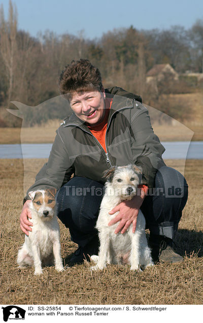 Frau mit Parson Russell Terriern / woman with Parson Russell Terrier / SS-25854