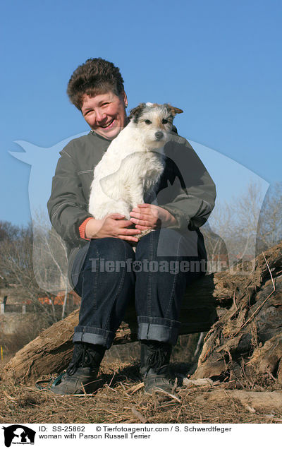 Frau mit Parson Russell Terrier / woman with Parson Russell Terrier / SS-25862